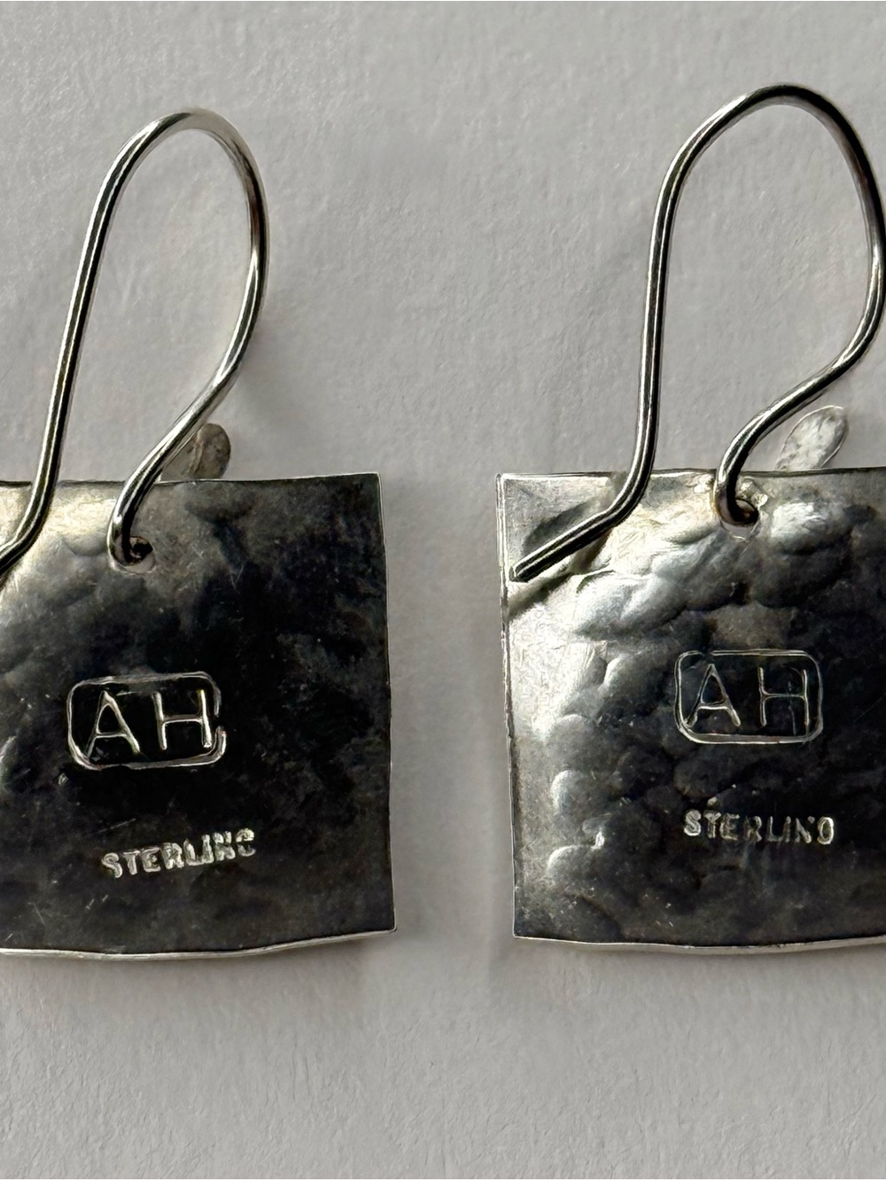 Vintage Signed Ann Harvey AH Sterling Silver Hand Chased Square Earrings - Picture 9 of 9